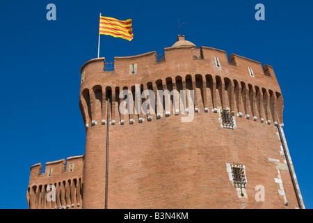 Bandiera catalana soffia sopra la porta della città di 'Le Castillet' in midtown Perpignan / Francia meridionale Foto Stock