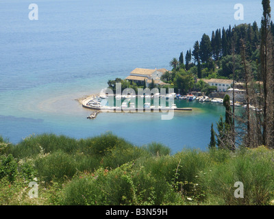 Affacciato sulle barche del pittoresco porto di Kouloura, isola di Corfù, Grecia. Foto Stock