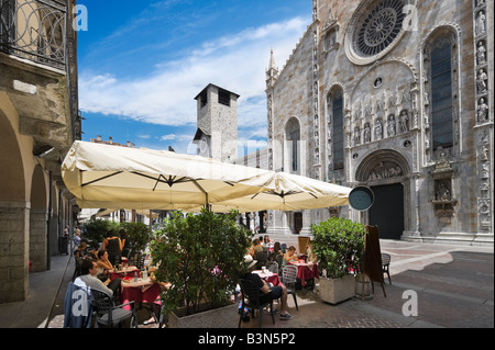 Cafe di fronte alla cattedrale (il Duomo), Piazza del Duomo di Como, il lago di Como, Lombardia, Italia Foto Stock