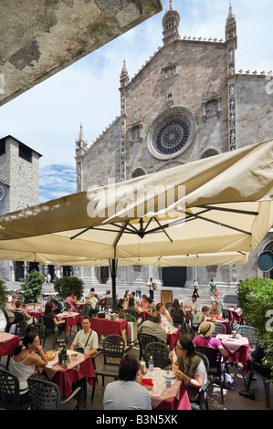 Cafe di fronte alla cattedrale (il Duomo), Piazza del Duomo di Como, il lago di Como, Lombardia, Italia Foto Stock