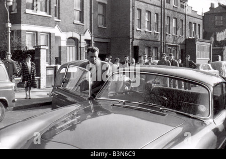 Vittima la folla guarda Dirk Bogarde durante le riprese a Londra per 1961 Rank/Allied Filmakers produzione Foto Stock