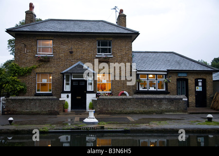 British Waterways Cowley bloccare no:89. Casa di blocco, blocco e narrowboats. Grand Union Canal Foto Stock