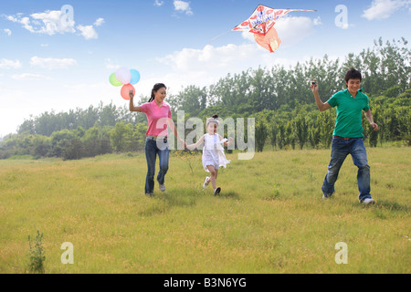 Famiglie cinesi aquiloni all'aperto,Beijing, Cina Foto Stock