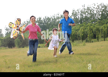 Famiglie cinesi aquiloni all'aperto,Beijing, Cina Foto Stock