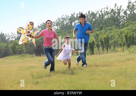 Famiglie cinesi aquiloni all'aperto,Beijing, Cina Foto Stock