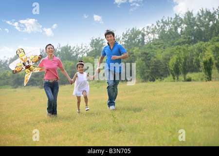 Famiglie cinesi aquiloni all'aperto,Beijing, Cina Foto Stock