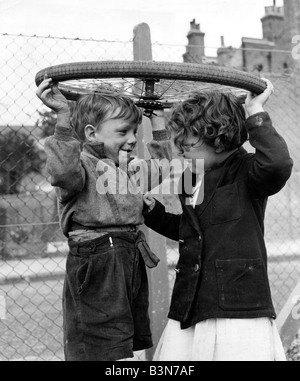 Parco giochi per i bambini SUL BRIXTON BOMBSITE a Londra circa 1956 Foto Stock