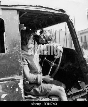 Parco giochi per i bambini SUL BRIXTON BOMBSITE a Londra circa 1956 Foto Stock