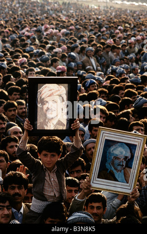 Il Kurdistan', NORTHER IRAQ: BOY contiene un ritratto di MASOUD BAZANI DURANTE IL RALLY DI DAHUK'S football Stadium, ottobre 1991 Foto Stock