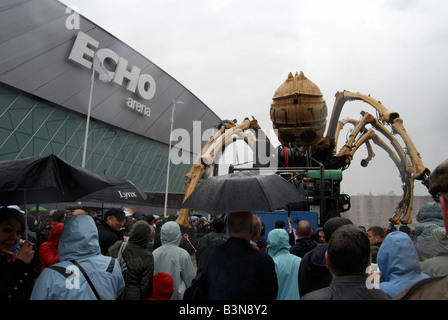 La Princesse, creazione di Francois Delaroziere e la macchina al di fuori dell'Echo Arena edificio a Liverpools Albert Dock Foto Stock