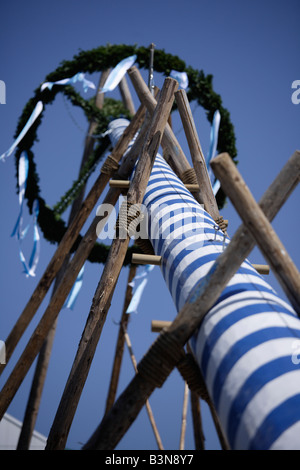 In Germania, in Baviera, Penzberg, Maypole, basso angolo di visione Foto Stock