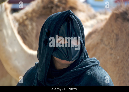 Close up beduino donna vestita di nero burka Sinaw Regione Sharqiya Sultanato di Oman Foto Stock