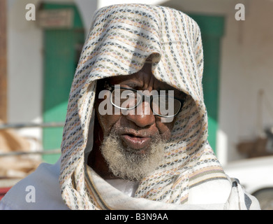 Ritratto vecchio uomo che indossano occhiali Sinaw Regione Sharqiya Sultanato di Oman Foto Stock