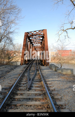 Ponte ferroviario oltre il fiume Muskingum in Zanesville Ohio Foto Stock