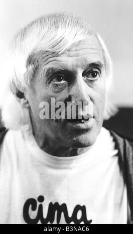 Jimmy Saville TV presentatore Disc Jockey al suo West London flat Foto Stock