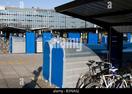 Ciclo Bike lock up stazione negozi parcheggio auto Milton Keynes centro città Buckinghamshire Sud Est Inghilterra Foto Stock