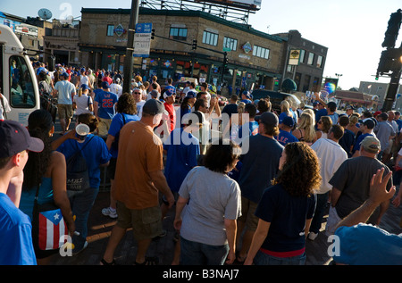 Chicago's Wrigley Field folla lasciando ball park dopo Cubs game Foto Stock