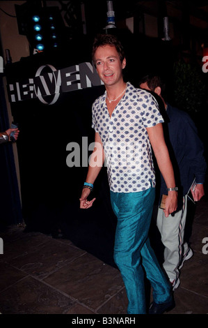 Julian Clary comico presentatore TV Agosto 1998 arrivando a cielo nightclub di Londra Mirrorpix Foto Stock