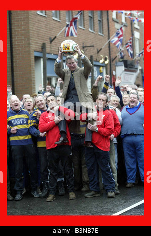 Il principe Charles visita Ashbourne nel Derbyshire Marzo 2003 per avviare il gioco antico del borgo medievale di calcio di massa che risale a più di 800 anni egli cammina con il team e viene portata a spalla da parte dei giocatori Foto Stock