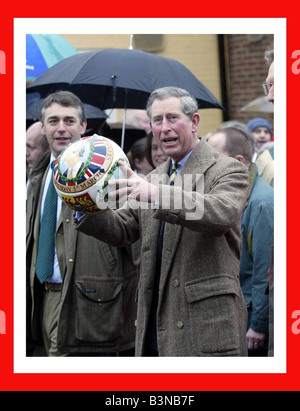 Il principe Charles visita Ashbourne nel Derbyshire Marzo 2003 per avviare il gioco antico del borgo medievale di calcio di massa che risale a più di 800 anni egli cammina con il team e viene portata a spalla da parte dei giocatori Foto Stock