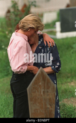 La principessa Diana in Bosnia Agosto 1997 comfort la madre di una vittima di guerra in un cimitero Foto Stock