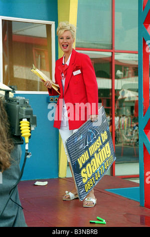 Il presentatore TV Denise van Outen del Big Show Breakfast tenendo un si deve essere segno di ammollo Agosto 1997 mirrorpix Foto Stock