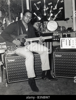 BO DIDDLEY musicista statunitense in un negozio di musica di Londra nel settembre 1965. Foto: Tony Galwe Foto Stock