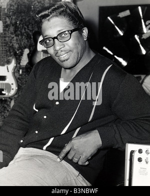 BO DIDDLEY musicista statunitense in un negozio di musica di Londra nel settembre 1965. Foto: Tony Galwe Foto Stock