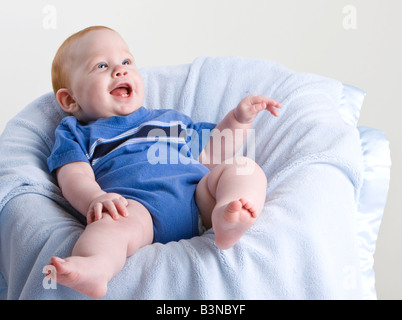 Magnifico bambino in una coperta sedia Foto Stock