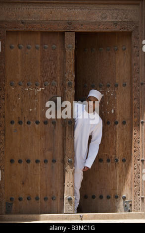 Uomo in porta Nizwa Souk Al Dakhiliyah Regione Sultanato di Oman Foto Stock