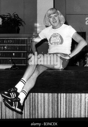 Jimmy Saville il presentatore TV e Disc Jockey Nov 1967 le sue gambe sono state assicurate per 2 milioni di euro Mirrorpix Foto Stock