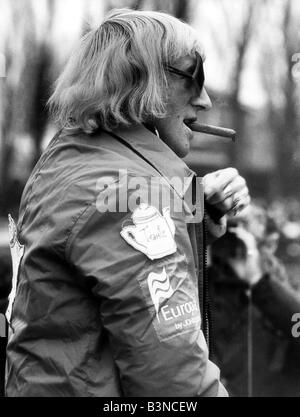 Jimmy Saville il presentatore TV e il Disc Jockey di fumare il sigaro Mirrorpix Foto Stock