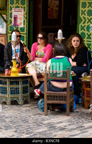 Londra , Camden Lock Maneggio Market Cafe marocchino, giovani bevande & fumo , tubazione acqua hookah hubble - bolla o shesha Foto Stock