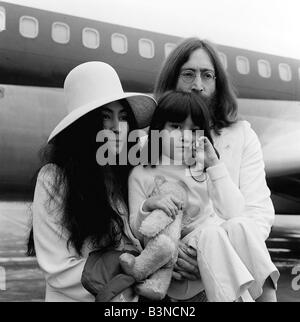 John Lennon e Yoko Ono Maggio 1969 all'aeroporto di Heathrow con yoko s figlia di cinque anni Kyoko sul loro modo alle Bahamas per un altro letto Foto Stock