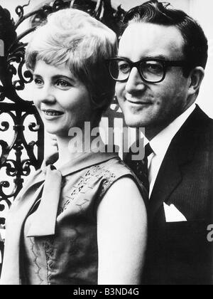 PETER SELLERS con la sua prima moglie Anne HOWE partecipando a una