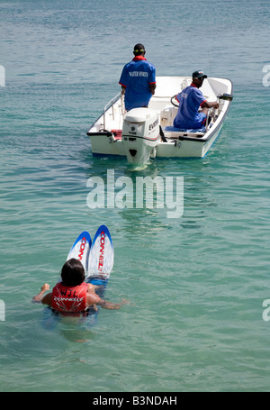 Una ragazza adolescente si prepara a sci nautico, Windjammer Landing, St Lucia, 'West Indies' Foto Stock