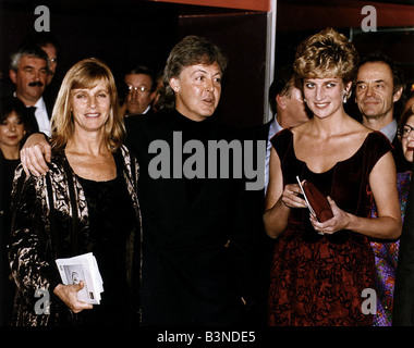 Paul McCartney pop star ex Beatle con la moglie Linda dire ciao alla Principessa Diana dopo una prestazione a Lille Francia 1992 Foto Stock