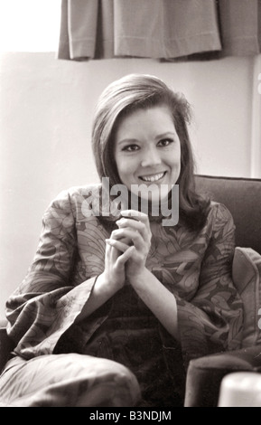 L'attrice Diana Rigg in sera pantaloni adatti Marzo 1967 Foto Stock