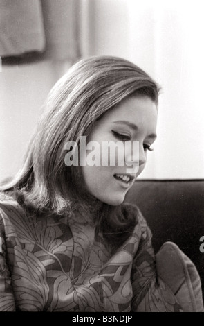 L'attrice Diana Rigg in sera pantaloni adatti Marzo 1967 Foto Stock