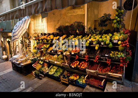 Righe di frutta e verdure fresche in vendita in una strada stretta nella cittadina siciliana di Taormina Italia Foto Stock