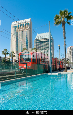 Famoso red trolley con la piscina per i bambini in primo piano e Hyatt Hotel Towers in background San Diego California USA Foto Stock