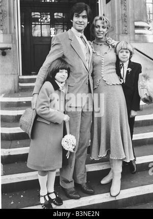 Pierce Brosnan star con la moglie attrice Cassandra Harris e i suoi figli Charlotte Harris e Christopher Harris Foto Stock