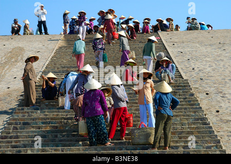 Fisher donne Fare business su per le scale fino alla zona di Sbarco del porto di pesca di Mui Ne, Vietnam Foto Stock