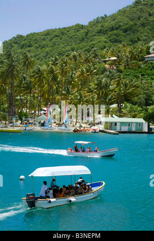 Un traghetto attraversa la spiaggia, Marigot Bay, St Lucia, 'West Indies', dei Caraibi Foto Stock