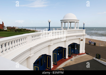 Regno Unito, Inghilterra, 6 settembre 2008. Il Colonnato sul lungomare a Bexhill On Sea sulla East Sussex costa. Foto Stock