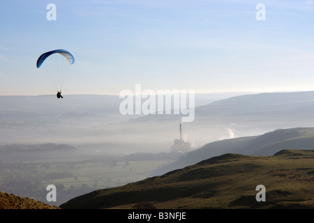 Parapendio in volo sopra la valle verso castleton avente prese fuori dal mam tor in Peak District Foto Stock