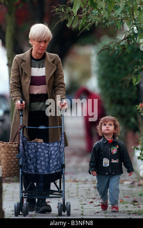 Paula Yates il presentatore TV Novembre 1998 a piedi vicino alla sua casa a Londra con la figlia Heavenly Hirani Tiger Lilly che sta guardando il cielo mirrorpix Foto Stock