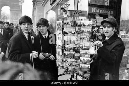 I file dei Beatles 1964 I Beatles Paul Mccartney George Harrison John Lennon di visite a Parigi 1964 Foto Stock