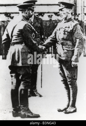 Il sergente EDWARD COOPER VC è premiato con la medaglia dal re George V. Vedere la descrizione riportata di seguito per maggiori dettagli. Foto Stock