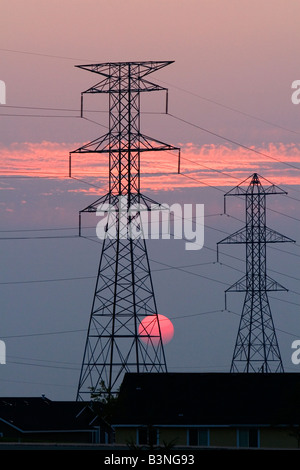 Elettriche ad alta tensione delle linee di trasmissione al tramonto a Boise Idaho Foto Stock